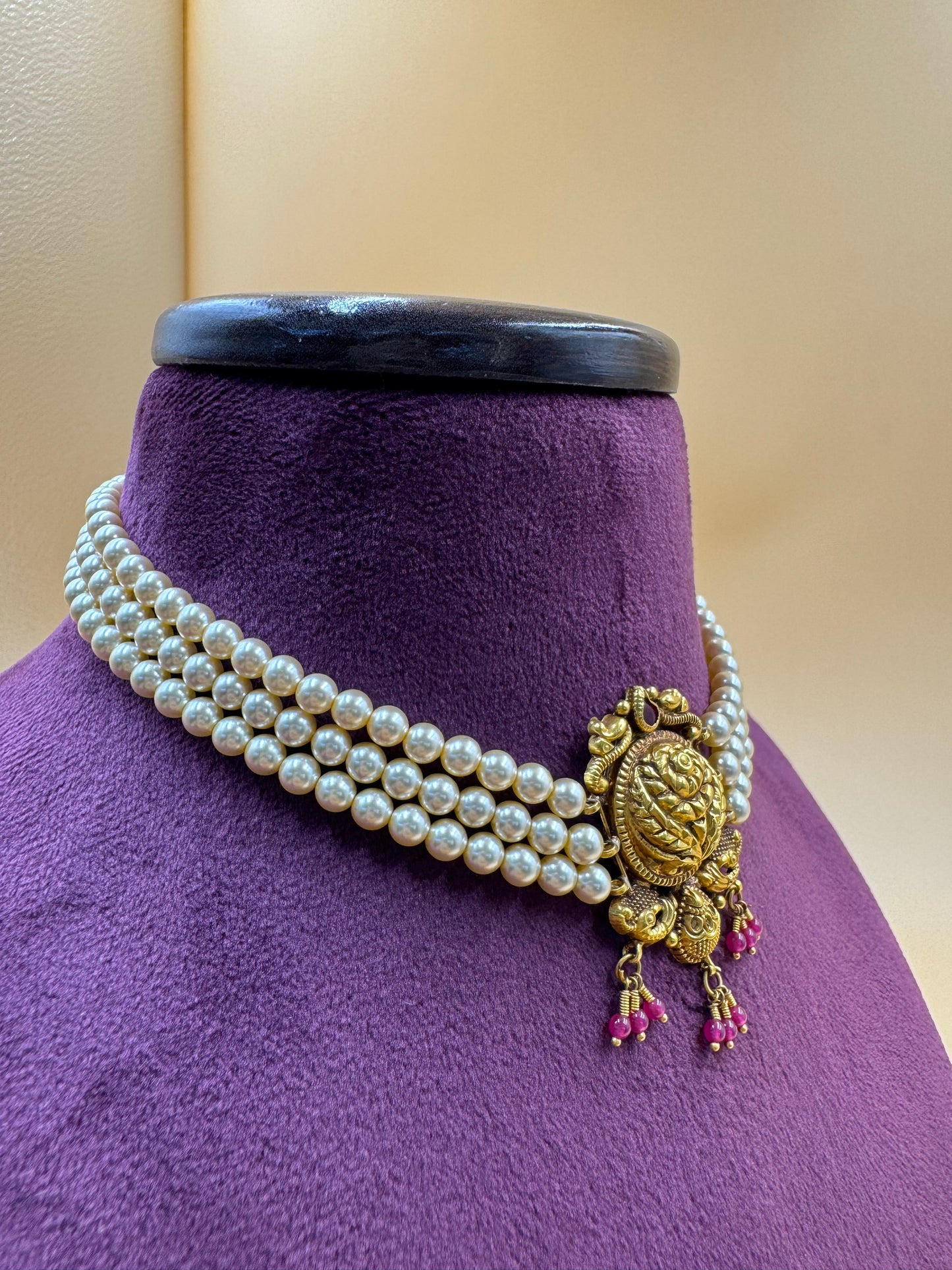 Flower design locket choker with pearls